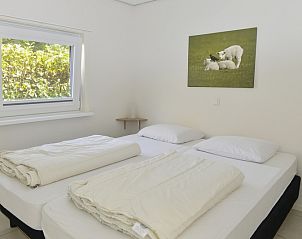 Schlafzimmer im Bungalow 9300, De Cocksdorp, Texel mit bequemem Bett, ideal fr einen erholsamen Urlaub auf den Watteninseln.