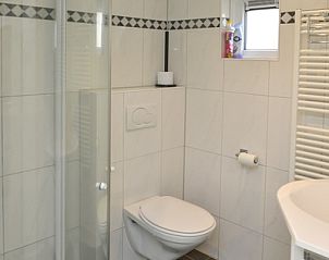 Modernes Badezimmer im Bungalow 9300, Texel, ausgestattet mit Dusche und Toilette, ideales Ferienhaus in De Cocksdorp.