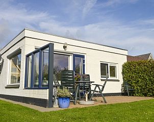Terrasse von Bungalow 9300 in De Cocksdorp, Texel mit Sitzgelegenheit, ideales Ferienhaus auf den Watteninseln.