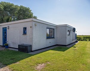 Rckseite von Bungalow 9300, De Cocksdorp, Texel mit grnem Garten, perfektes Ferienhaus auf den Watteninseln.