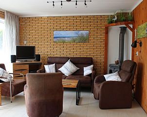 Gemtliches Wohnzimmer des Ferienhauses Slufterhoek 076 in De Cocksdorp Texel mit bequemen Sitzgelegenheiten.