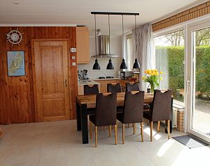 Essecke im Ferienhaus Slufterhoek 076 De Cocksdorp Texel mit moderner Kche und groem Tisch.