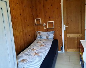 Kinderfreundliches Schlafzimmer im Ferienhaus Slufterhoek 076 De Cocksdorp Texel mit Holzinterieur.