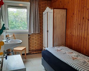 Gemtliches Einzelzimmer im Holiday home Slufterhoek 076 De Cocksdorp Texel mit Blick auf den Garten.