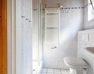 Modernes Badezimmer im Ferienhaus Slufterhoek 076 De Cocksdorp Texel mit Dusche und Toilette.