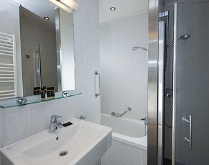 Modernes Badezimmer im Sluftervallei 8-Personen-Bungalow 8C in De Cocksdorp, Texel mit Dusche und Badewanne.