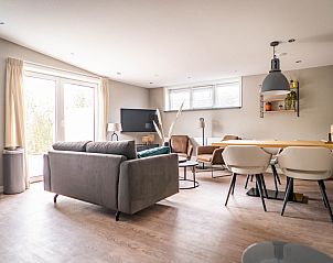 Stylish living room in Type C Apartment de Stoeterij, De Cocksdorp, Texel, with comfortable sitting area and lots of natural light.
