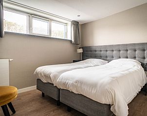Comfortable bedroom in Type C Apartment de Stoeterij, De Cocksdorp, Texel, with two single beds and lots of natural light.