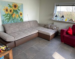Stylish living room in Family House Dacha, De Cocksdorp, Texel with comfortable seating area for relaxation on the Wadden Islands.