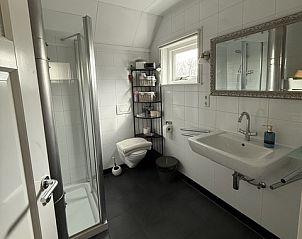 Fresh bathroom in Family House Dacha, De Cocksdorp, Texel offers modern amenities for a comfortable stay on the Wadden Islands.
