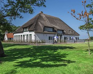 Ferienhaus Typ R in De Cocksdorp, Texel mit Reetdach und grnem Garten, ideal fr Naturliebhaber.