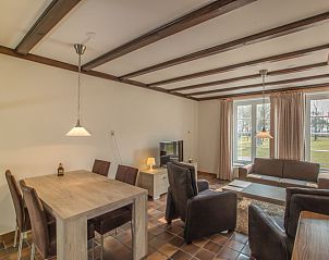 Gemtliches Wohnzimmer im Ferienhaus Typ R, De Cocksdorp, Texel, mit Sitzecke und Gartenblick.