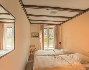 Schlafzimmer im Ferienhaus Typ R, De Cocksdorp, Texel, mit zwei Einzelbetten und viel Tageslicht.