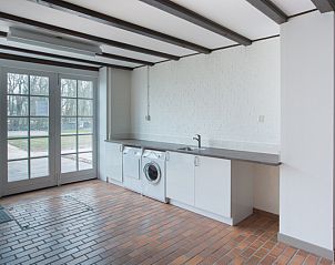 Praktische Waschkche im Ferienhaus Typ R, De Cocksdorp, Texel, mit Waschmaschine und Trockner fr Gste.