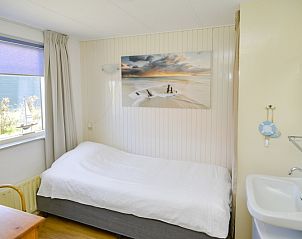 Comfortable bedroom in De Vlinder, vacation home in De Cocksdorp, Texel, overlooking the garden.