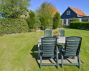 Spacious lawn at De Vlinder, vacation home in De Cocksdorp, Texel, ideal for outdoor activities.