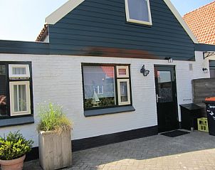 Charming entrance to De Vlinder, vacation home in De Cocksdorp, Texel, with characteristic details.