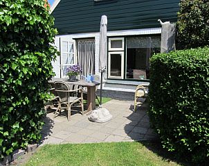 Cozy terrace at De Vlinder, vacation home in De Cocksdorp, Texel, perfect for relaxing moments.