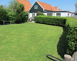 Landscaped garden of De Vlinder, vacation home in De Cocksdorp, Texel, offers peace and privacy.