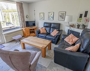 Gezellige woonkamer van Vakantiehuis Slufterhoek 078, Texel, met comfortabele banken en veel licht.