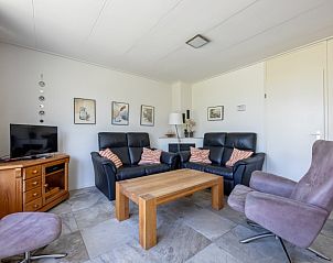 Stijlvolle zithoek in Vakantiehuis Slufterhoek 078, De Cocksdorp, ideaal voor ontspanning.