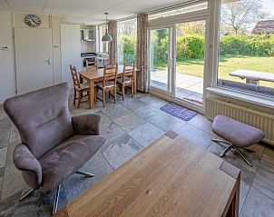 Eet- en woonruimte van Vakantiehuis Slufterhoek 078, Texel, met uitzicht op de tuin.