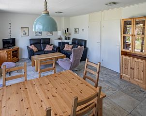 Ruime eetkamer in Vakantiehuis Slufterhoek 078, De Cocksdorp, perfect voor familiediners.