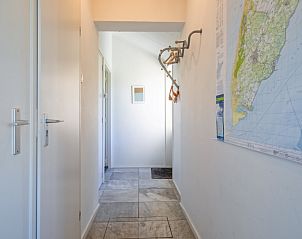 Entree van Vakantiehuis Slufterhoek 078, De Cocksdorp, met kaart van Texel aan de muur.