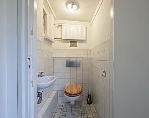 Netjes ingerichte badkamer met toilet in Vakantiehuis Slufterhoek 078, Texel.