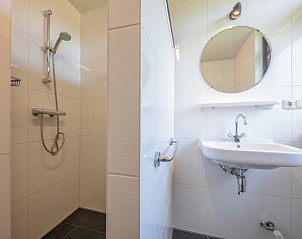 Stijlvolle badkamer met douche en wastafel in Vakantiehuis Slufterhoek 078, De Cocksdorp.