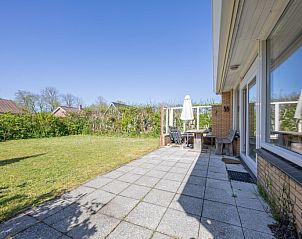 Zonnig terras met tuinmeubilair bij Vakantiehuis Slufterhoek 078, De Cocksdorp, Texel.