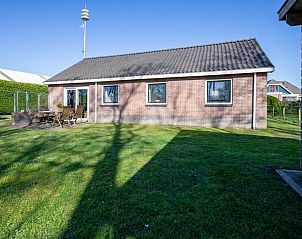 Krimweg 051 vacation home in De Cocksdorp Texel with spacious garden and sunny terrace.