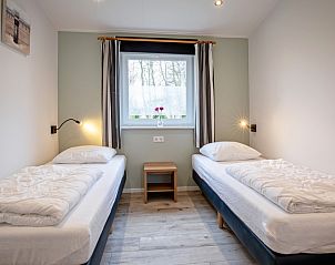 Bedroom with two single beds in Krimweg 051 vacation home, De Cocksdorp Texel, quiet and comfortable.