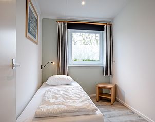 Simple single room in Krimweg 051 vacation home, De Cocksdorp Texel, perfect for solo travelers.