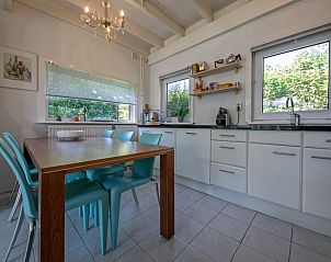 Moderne Kche mit Essecke im Ferienhaus Slufteroord 300, De Cocksdorp, Texel.