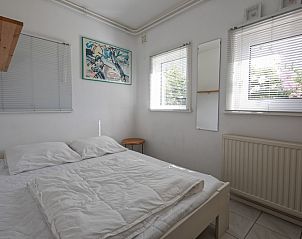 Komfortables Schlafzimmer mit Doppelbett im Ferienhaus Slufteroord 300, De Cocksdorp, Texel.