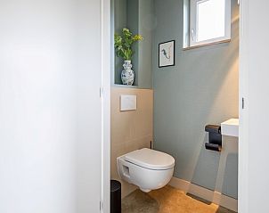 Moderne Toilette im Ferienhaus De Razende Bol, De Cocksdorp Texel.