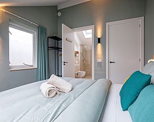 Schlafzimmer mit eigenem Badezimmer im Ferienhaus De Razende Bol, Texel.