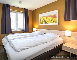 Comfortabele slaapkamer in Familievilla 8 persoons, De Cocksdorp, Texel, met tweepersoonsbed en natuurlijke lichtinval.