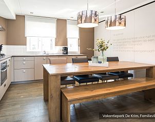 Ruime keuken en eetruimte in Familievilla 8 persoons, De Cocksdorp, Texel, ideaal voor familiediners.