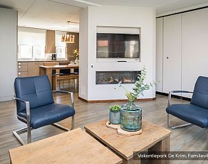 Gezellige woonkamer in Familievilla 8 persoons, De Cocksdorp, Texel, met moderne inrichting en open haard.