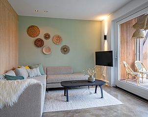 Stilvolles Wohnzimmer des Ferienhauses Griend in De Cocksdorp, Texel mit bequemem Sofa.