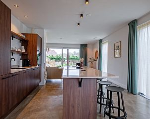 Offene Kche im Ferienhaus Griend, De Cocksdorp, Texel mit Insel und Barhockern.