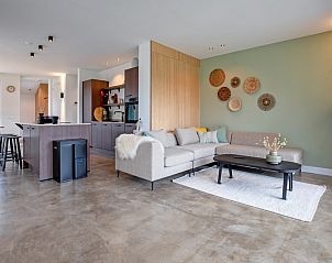 Gerumiger Wohnraum im Ferienhaus Griend, De Cocksdorp, Texel mit offener Kche und Sitzecke.