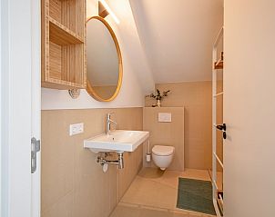 Elegantes Badezimmer im Ferienhaus Griend, De Cocksdorp, Texel mit groem Spiegel und moderner Ausstattung.