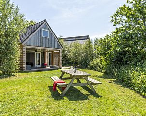 Genieen Sie den grnen Garten im Ferienhaus Zeewinde in De Cocksdorp, Texel. Perfekt fr einen entspannten Aufenthalt auf den Watteninseln.