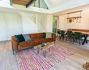 Stilvolles Wohnzimmer des Ferienhauses Zeewinde in De Cocksdorp, Texel. Gemtlicher Raum fr einen komfortablen Aufenthalt auf den Watteninseln.