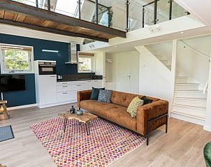 Gerumiges Wohnzimmer mit Kche im Ferienhaus Zeewinde, De Cocksdorp, Texel. Ideal fr einen erholsamen Aufenthalt auf den Watteninseln.