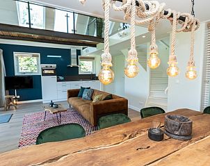 Einzigartige Beleuchtung ber dem Esstisch in Zeewinde, De Cocksdorp, Texel. Stilvolle Details fr einen Urlaub auf den Watteninseln.