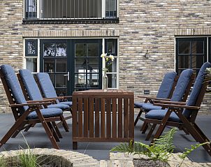 Stylish terrace at Het Kwade Konijn, vacation home in De Cocksdorp, Texel, with comfortable chairs for relaxation.